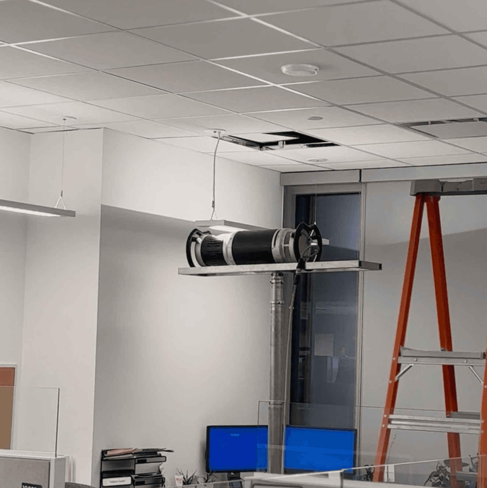 X-ray source mounted from the ceiling above the inspection area